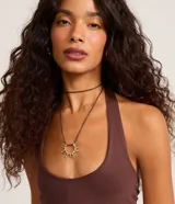 Blusa negra de punto roma, con diseño de cuello halter y espalda descubierta.