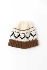 Gorro de lana tejido con diseño de guarda geométrica en tonos crema, azul marino y marrón, con borde acanalado en color marrón.