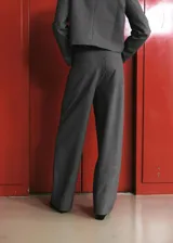Pantalon de sastreria gris con patron de cuadros muy finos, de corte recto y holgado, tiro medio y bolsillos delanteros diagonales.
