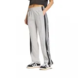 Pantalón Adidas Adibreak de color gris, con cintura elástica y una banda lateral negra con botones a presión y las clásicas tres franjas blancas de la marca. Incluye el logo de Adidas Originals y etiqueta bordada en la parte inferior de la pierna.