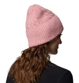 Gorro de punto tejido con diseño de ochos y canalé, color rosado. Cuenta con un dobladillo vuelto y una etiqueta de cuero sintético con el logo de la marca. El interior está forrado con una banda de micropolar para mayor calidez.