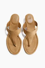 Sandalias de dedo con taco kitten y tira fina en el empeine, en color marrón claro.