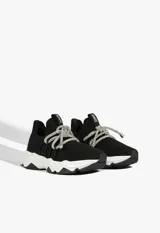 Zapatillas urbanas Schutz de tejido knit negro, con suela chunky blanca de diseño dentado y cordones decorativos de lurex brillante.