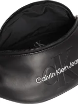 Riñonera negra de Calvin Klein Jeans, confeccionada en cuero sintético con logo de la marca en relieve.