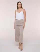 Pantalón crop blanco de corte recto con cintura ancha y botones decorativos laterales. Cuenta con bolsillos y pinzas frontales.