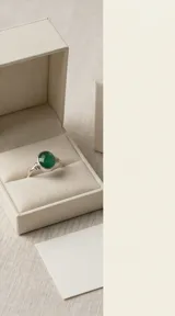 Anillo de plata 925 con piedra de malaquita ovalada engarzada en el centro.