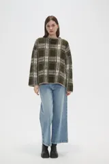 Sweater de tejido jacquard con diseño de cuadros, cuello alto y corte holgado.