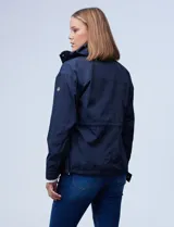 Campera azul marino liviana marca Michael Kors, con capucha escondida en el cuello, cierre oculto con botones a presión, bolsillos delanteros y avíos metálicos dorados con logo.