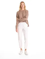 Pantalón tipo jogger de corte recto, color azul marino, con cintura elástica y bolsillos laterales.