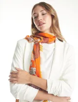 Pashmina de seda y cashmere estampada en blanco y azul marino, con diseño de texto y rayas.