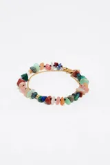 Pulsera de doble cadena dorada con piedras naturales multicolores de formas irregulares. Incluye cierre de mosquetón y un pequeño dije metálico.