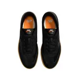 Championes Nike SB FC Classic, color negro con suela de goma color caramelo. Presentan una combinación de cuero texturizado y gamuza en la parte superior, con el icónico logo de Nike en el lateral.