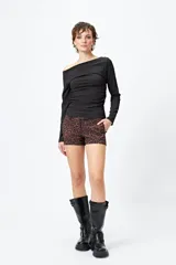 Top blanco elastizado al cuerpo, con cuello recto asimétrico y frunces laterales.