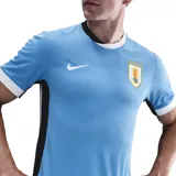 Camiseta de fútbol Nike de la selección uruguaya, modelo Local Stadium 2025, para hombre. Diseño celeste con cuello redondo blanco y ribetes blancos en las mangas. Escudo de la AUF con cuatro estrellas y logo Nike en el pecho. Paneles laterales en color negro.