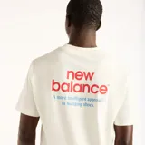Remera New Balance de hombre en color blanco, con cuello redondo y el logo de la marca estampado en tono rojizo en el pecho.