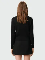 Cárdigan de lana color borgoña con cuello redondo, cierre frontal con botones y logo bordado en el pecho. Corte clásico.