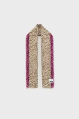 Bufanda de algodón con estampado de animal print tipo leopardo en tonos beige y marrón, combinada con franjas laterales fucsias con el mismo patrón. Presenta bordes desflecados y etiqueta con logo de la marca.