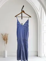 Vestido corto con breteles finos y escote en V, con detalles de encaje en el busto.