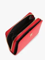 Billetera compacta de poliuretano color rojo, con cierre de cremallera perimetral y herrajes dorados. Presenta el monograma metálico de la marca en la parte frontal y acabado granulado.