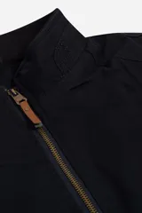 Campera color marrón confeccionada en gabardina suave, resistente y liviana. Diseño clásico con cuello medio y bolsillos laterales con cierre.