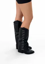 Botas de caña alta negras con punta en pico, taco bajo y detalles metálicos plateados en los laterales de la caña.