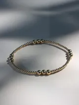 Pulsera elástica de cuentas de 2 y 4 mm en oro laminado 14 Kilates (Goldfilled).