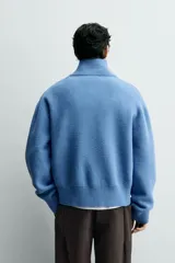 Jersey de hombre con textura efecto pelo, corte boxy fit, cuello perkins con cierre frontal de cremallera, manga larga y acabados en rib.