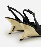 Zapato slingback Satinato de tacón anabela cromado dorado, color negro, confeccionado en PU con acabado charol, diseño destalonado de punta fina y tira trasera ajustable con hebilla.