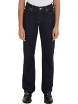 Pantalón de jeans azul oscuro, de corte recto, con bolsillos delanteros y traseros, y costuras en hilo amarillo.