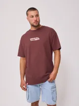 Remera marrón de hombre con estampado delantero y trasero.