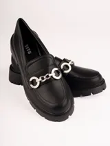 Mocasines color beige con suela track y detalle de cadena plateada.