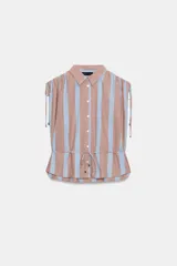 Camisa sin mangas de cuello camisero con estampado de rayas verticales en tonos marrón y celeste, cierre frontal con botones y cordones ajustables en los hombros y la cintura.