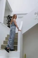 Vestido largo de tirantes con estampado geométrico en tonos azules y blancos.