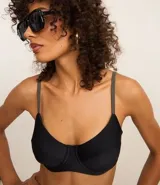 Top de bikini negro de microfibra, modelo media taza con breteles elásticos ajustables y lazo en la espalda.
