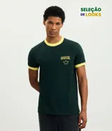 Remera de algodón color verde oscuro con cuello redondo y bordes de mangas en color amarillo. Presenta un bordado frontal con la palabra 'BRASIL' y cinco estrellas debajo.
