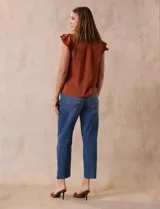 Camisa azul marino de satén, marca Alex & Lili. Cuello con solapa y escote en V. Apertura central con botones y sisas con volados.