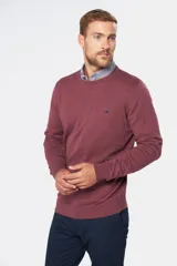 Buzo de punto color verde oscuro, con cuello redondo y mangas largas.