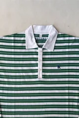 Camiseta tipo polo de manga larga, con diseño a rayas horizontales blancas y verdes. Cuenta con cuello clásico y tapeta de botones blanca, además de un pequeño bordado de la letra "R" en el pecho.