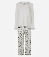 Pijama largo de dos piezas confeccionado en viscolycra. La blusa es de manga larga con cuello redondo y detalle de bies contrastante en el borde. El pantalón presenta un estampado floral y cintura elástica.