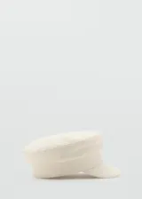 Gorro tipo marinero color blanco off-white, con visera corta y estructura rígida en la parte superior.