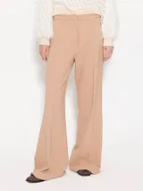 Pantalón de vestir color beige, de corte palazzo y tiro alto.