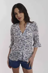 Camisa estampada con flores rojas sobre fondo rosa, con escote en V y mangas 3/4 con volados.