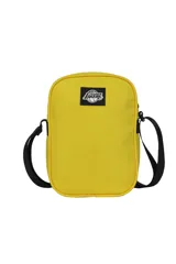 Morral deportivo color amarillo con correa negra ajustable. Presenta el logo de la NBA en la parte superior y un llavero colgante con el logo de los Los Angeles Lakers.
