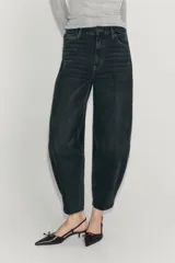 Jeans de tiro alto ZW Collection, color negro con efecto deslavado, corte tapered y diseño bombacho con raya planchada al frente.