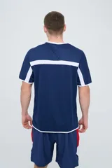 Remera deportiva Umbro ProTraining Active color azul marino, con cuello redondo blanco y bandas blancas con detalles rojos en los hombros y mangas. Incluye escudo del Club Nacional de Football y logo de Umbro Pro Training en el pecho.