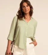 Camisa Marfinno de viscolino color verde menta, con escote en V, mangas largas y botonadura frontal.