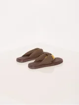 Sandalia marrón con base de goma y tira de tela estampada con diseño de palmeras.