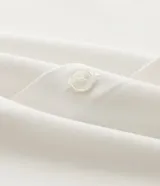 Camisa de vestir masculina de corte slim, color beige, con cuello estructurado, manga larga y cierre frontal con botones. Confeccionada con tecnología easy care para un secado rápido y menor necesidad de planchado.