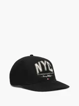 Gorra de béisbol negra de cinco paneles, con logo "NYC" bordado en blanco en el frente, junto con la leyenda "All American Classic Goods - Tommy Hilfiger" y la bandera de la marca.
