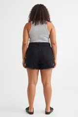 Short de mezclilla color blanco, de tiro alto con detalles de flecos en el ruedo.